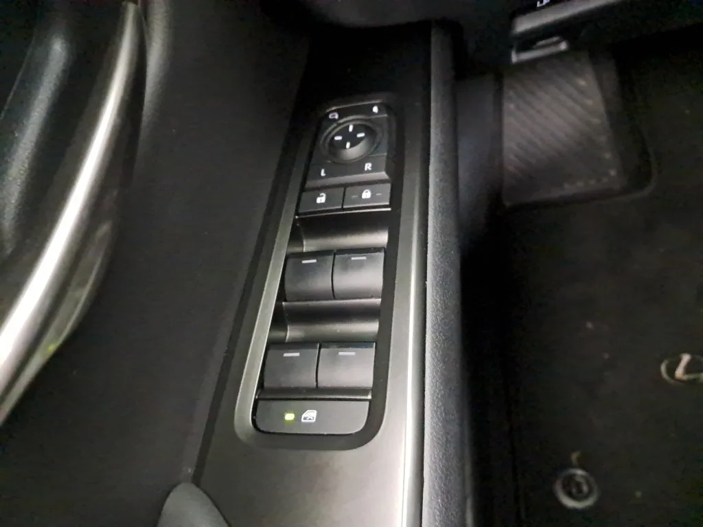 Lexus UX 250h, Foto 24 von 25