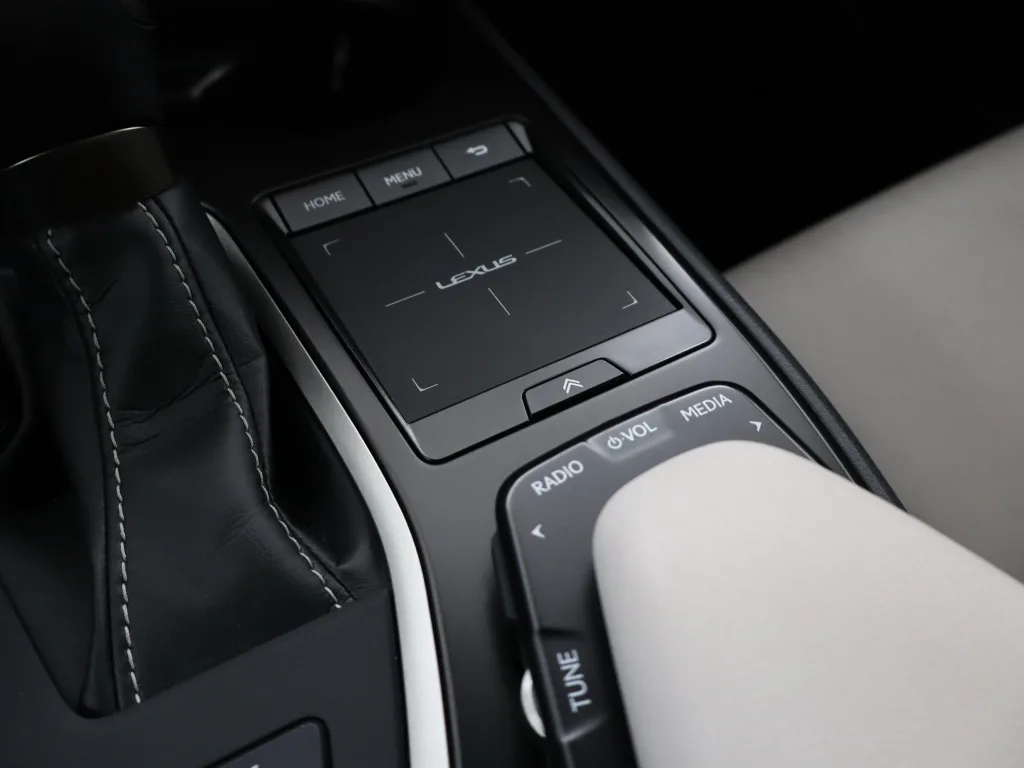 Lexus UX 250h E-Four, Foto 15 von 23
