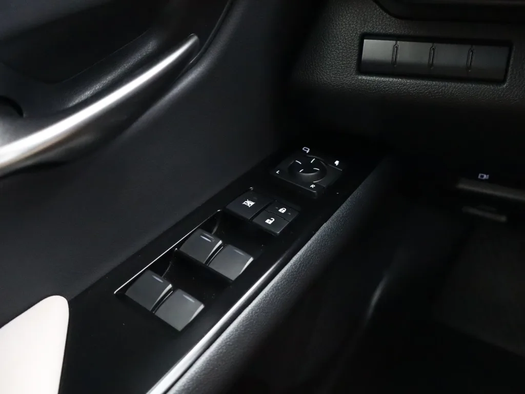 Lexus UX 250h E-Four, Foto 22 von 23