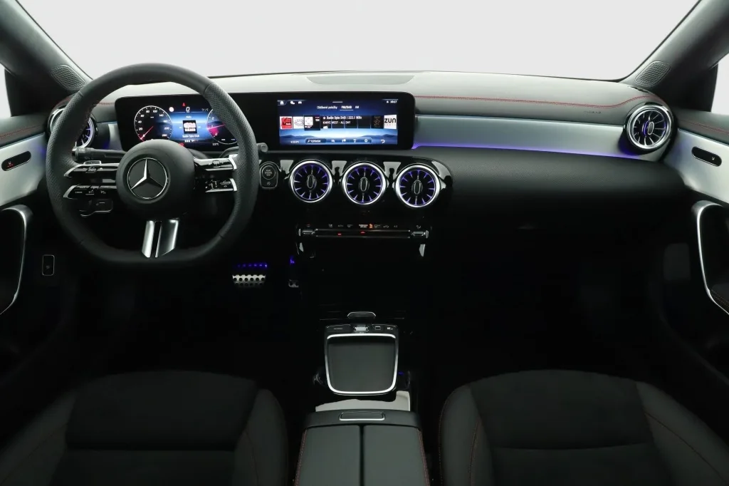 Mercedes-Benz CLA 200 Coupé, Foto 2 von 26