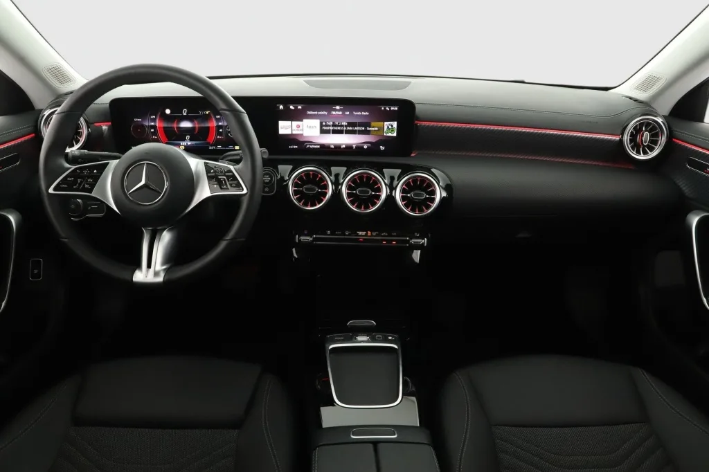 Mercedes-Benz CLA 200 Coupé, Foto 2 von 31
