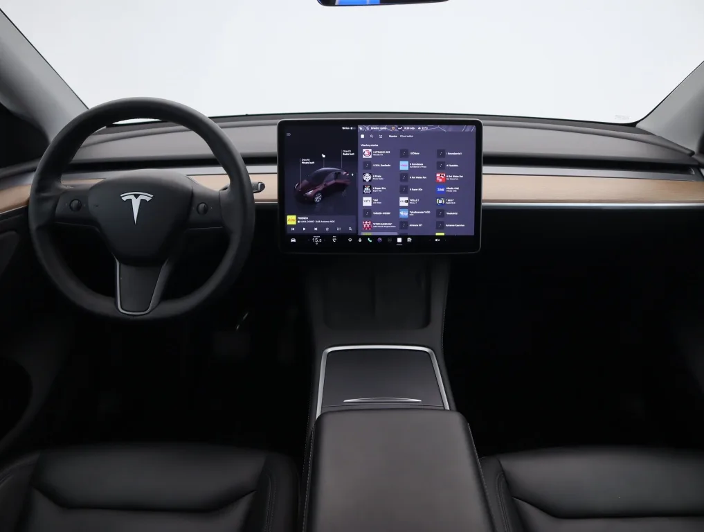 Tesla Model Y Long Range AWD, Foto 2 von 29