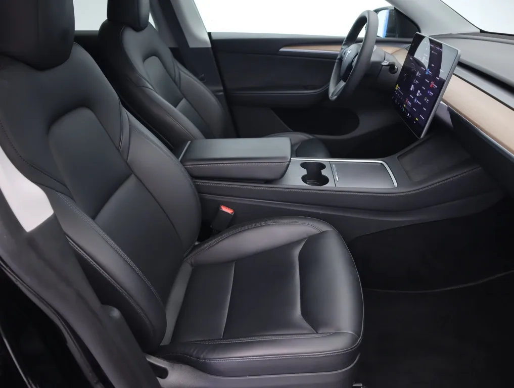 Tesla Model Y Long Range AWD, Foto 11 von 29