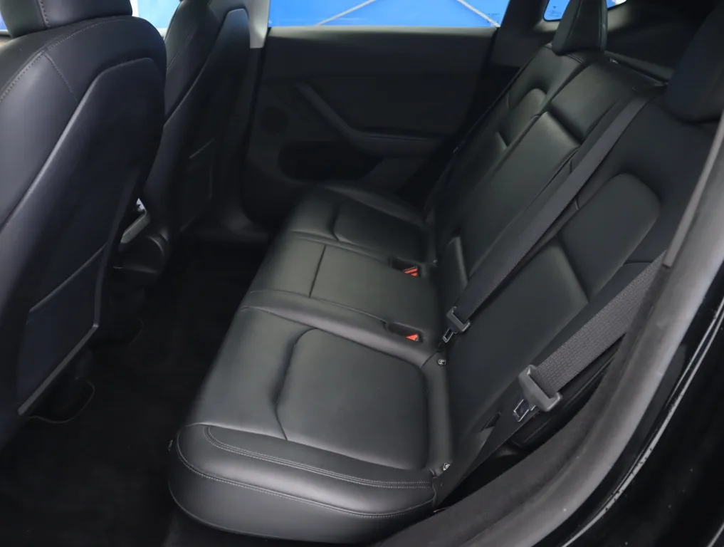 Tesla Model Y Long Range AWD, Foto 13 von 29