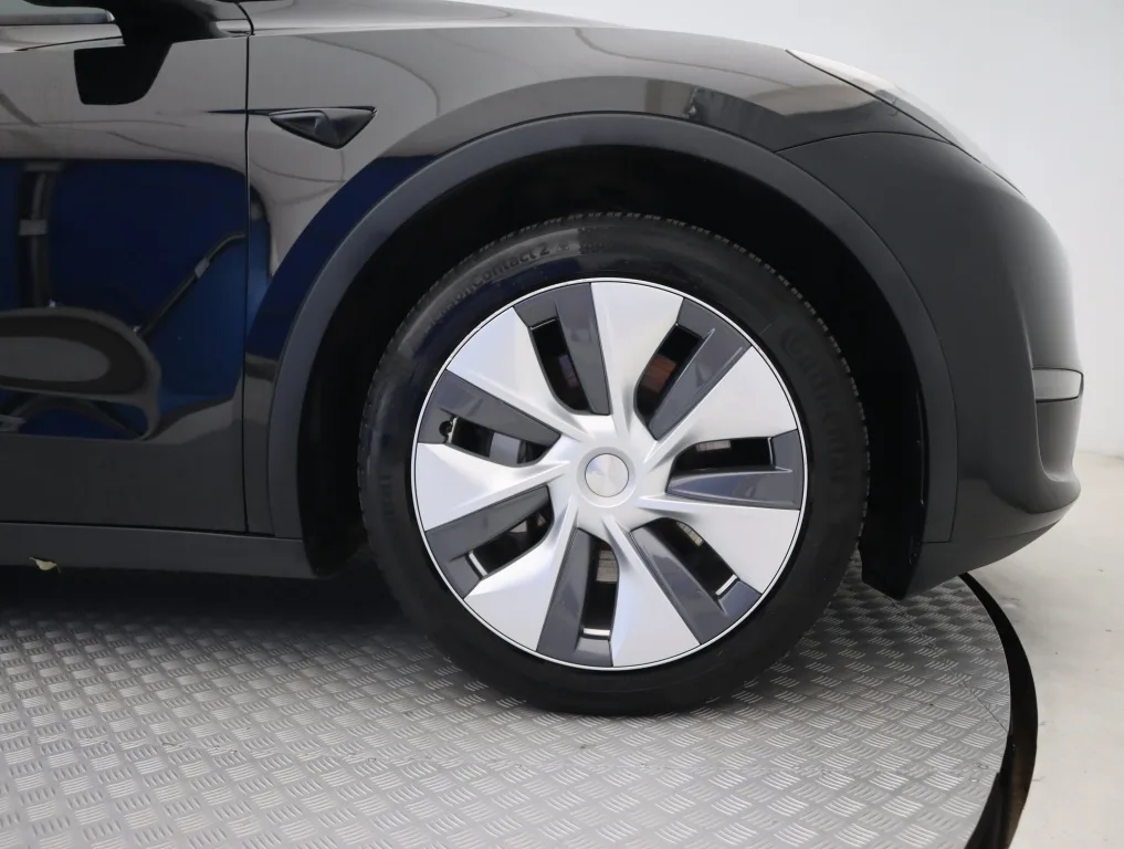 Tesla Model Y Long Range AWD, Foto 18 von 29