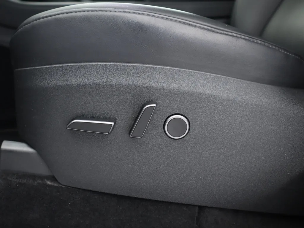 Tesla Model Y Long Range AWD, Foto 25 von 29