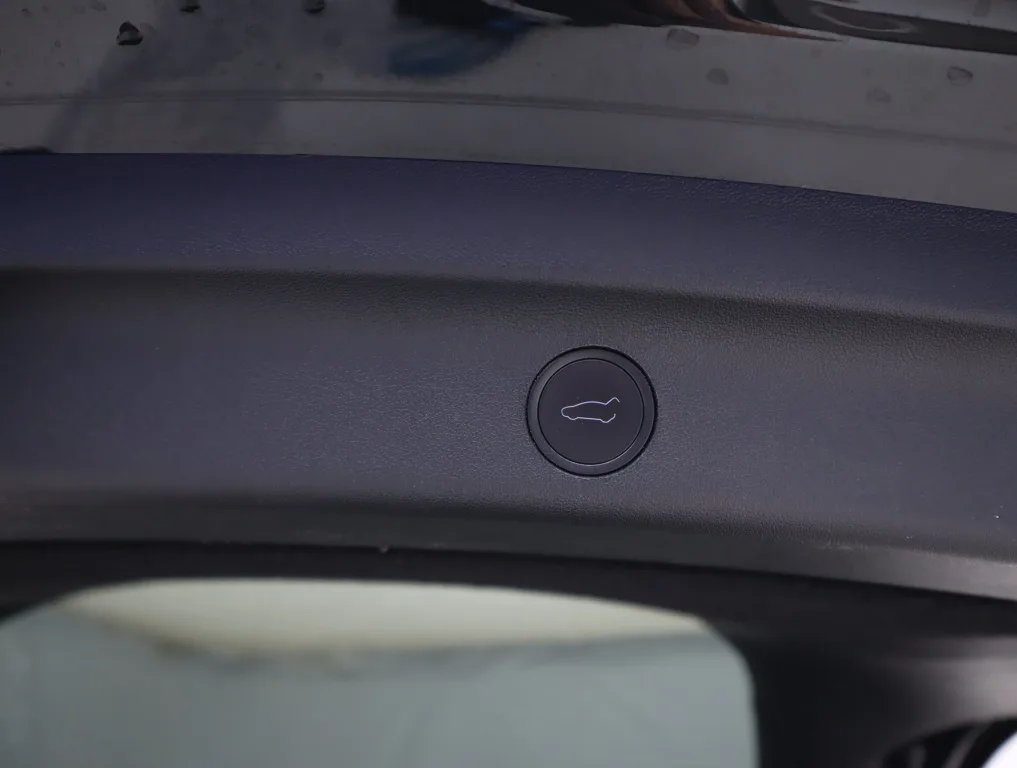 Tesla Model Y Long Range AWD, Foto 26 von 29