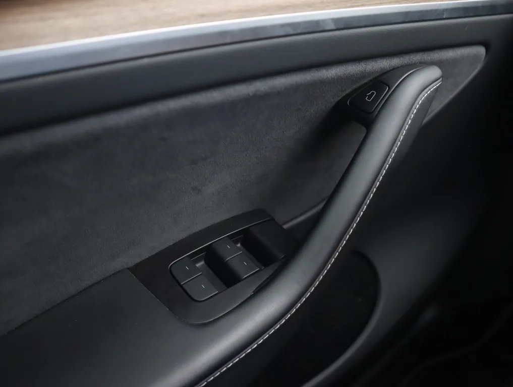 Tesla Model Y Long Range AWD, Foto 28 von 29