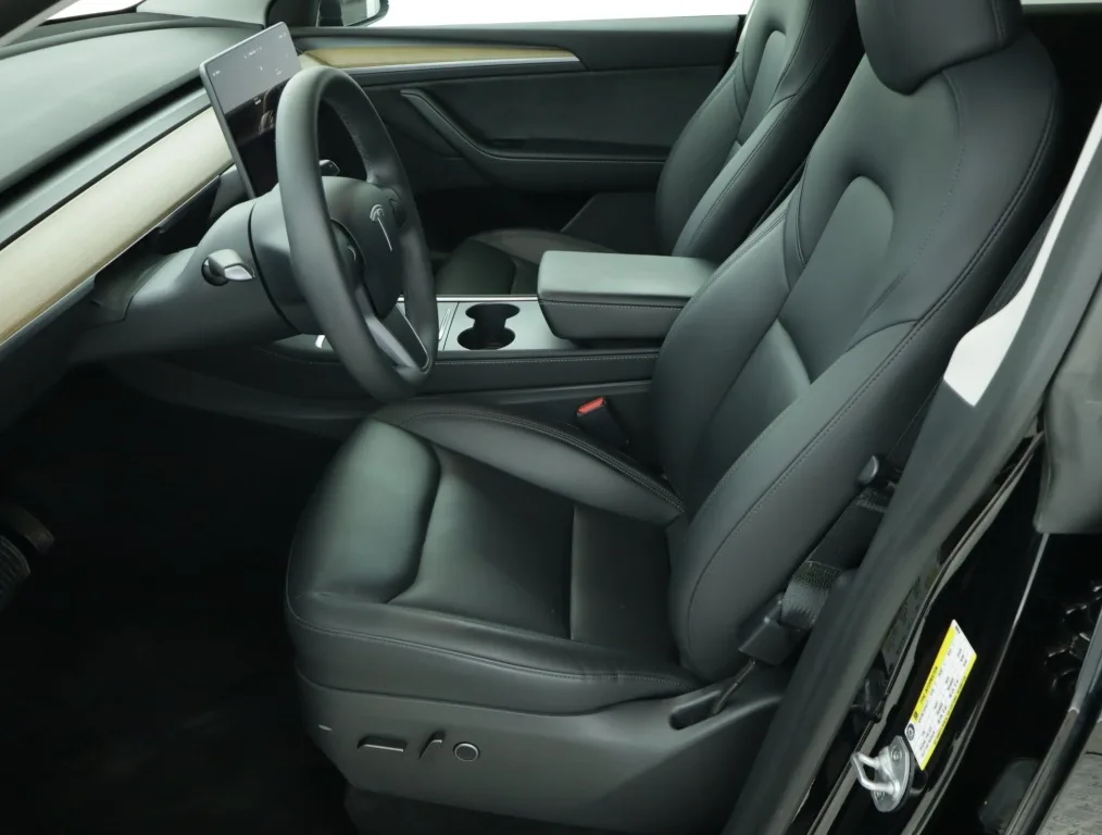 Tesla Model Y Long Range AWD, Foto 3 von 23