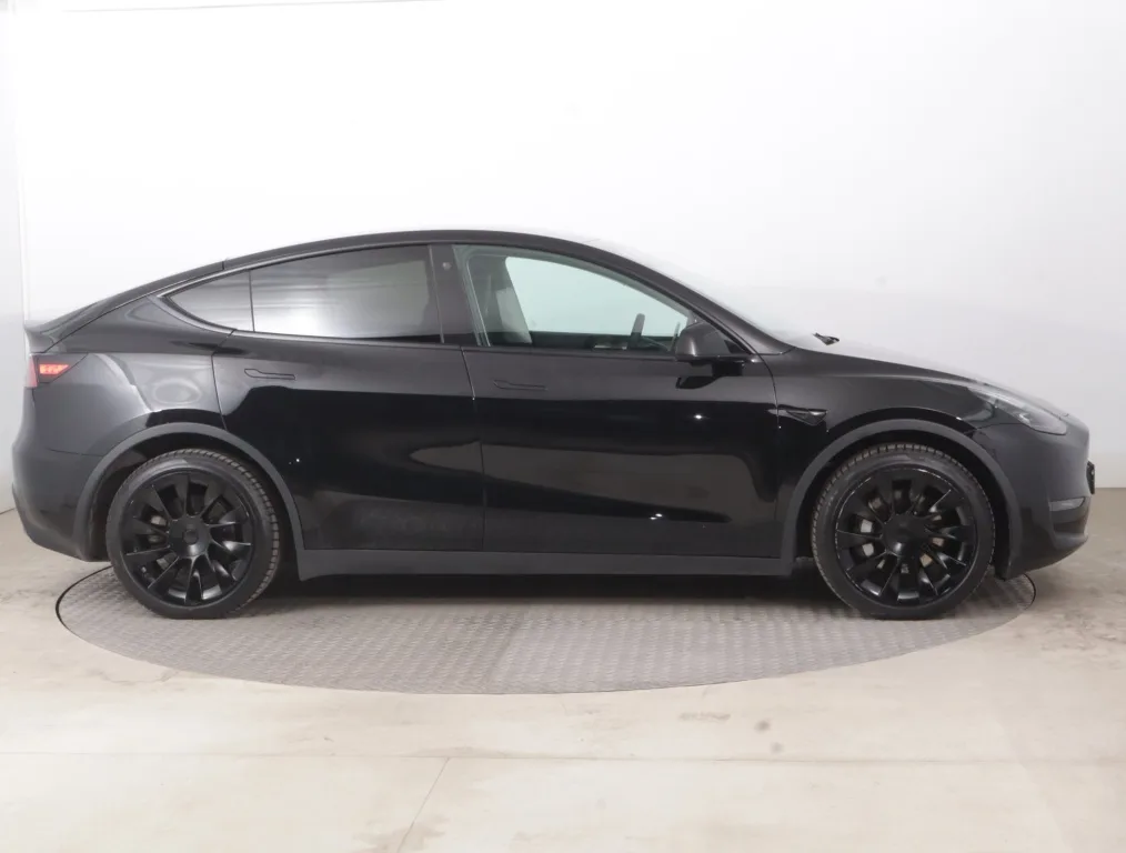 Tesla Model Y Long Range AWD, Foto 10 von 23