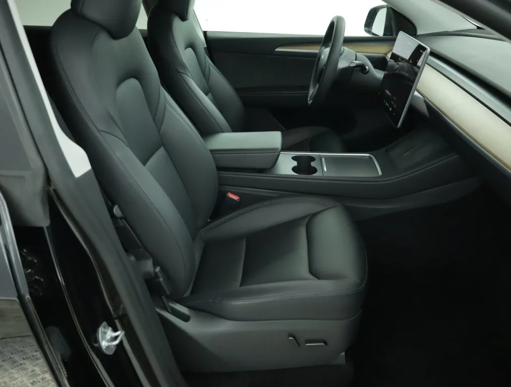 Tesla Model Y Long Range AWD, Foto 11 von 23