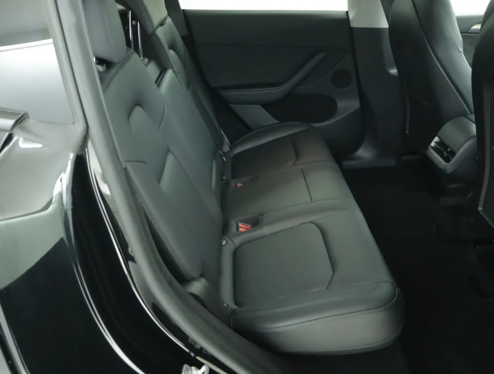 Tesla Model Y Long Range AWD, Foto 12 von 23