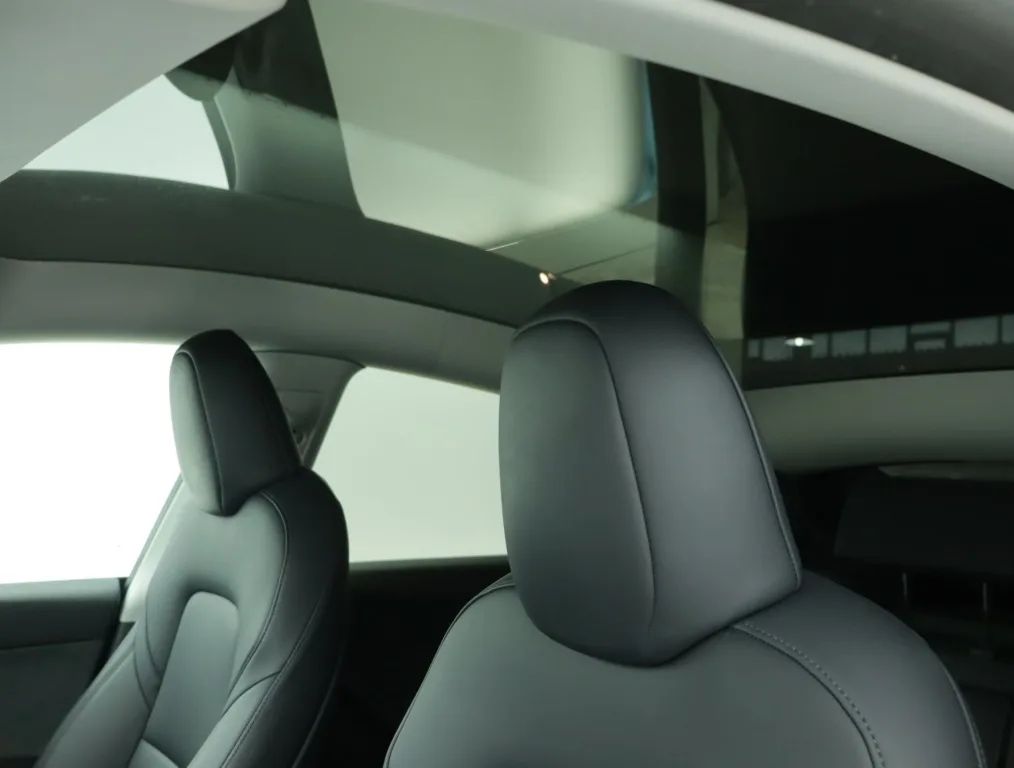 Tesla Model Y Long Range AWD, Foto 18 von 23