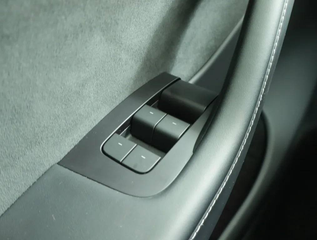 Tesla Model Y Long Range AWD, Foto 19 von 23