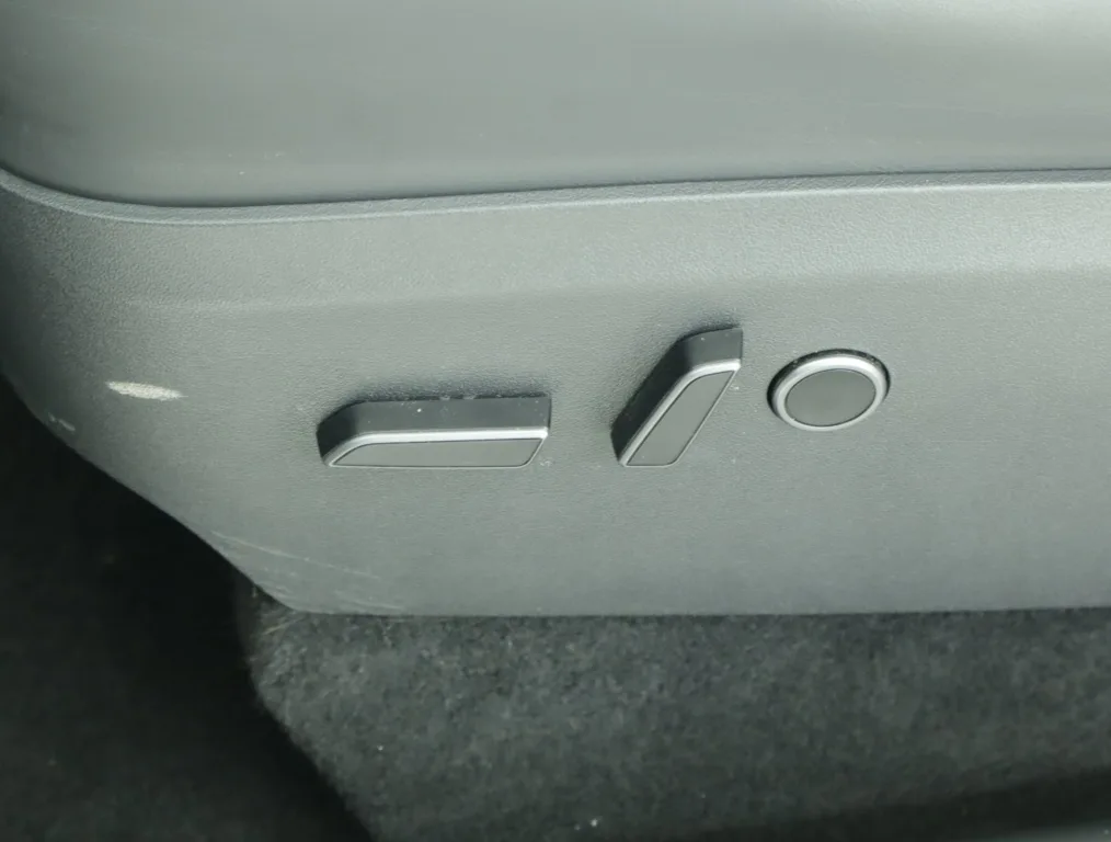 Tesla Model Y Long Range AWD, Foto 21 von 23